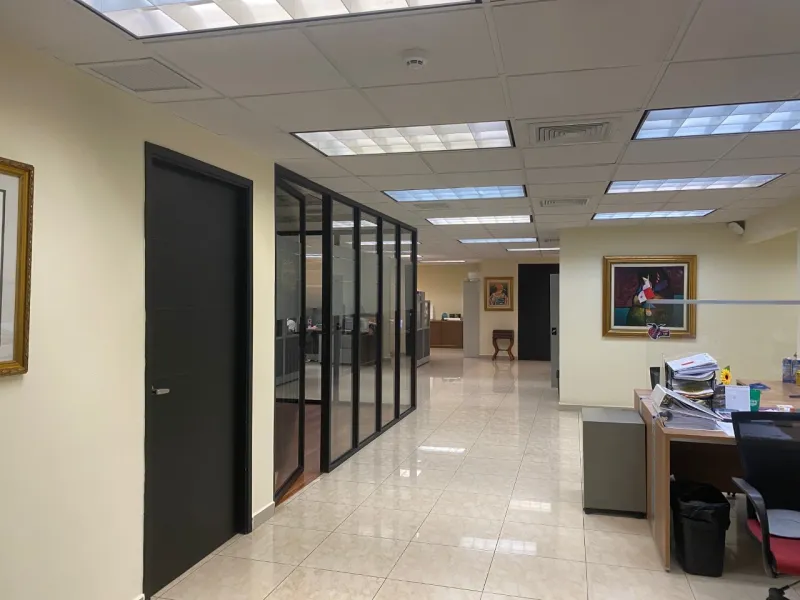 VENTA O ALQUILER DE PROPIEDAD COMERCIAL EN VÍA PORRAS